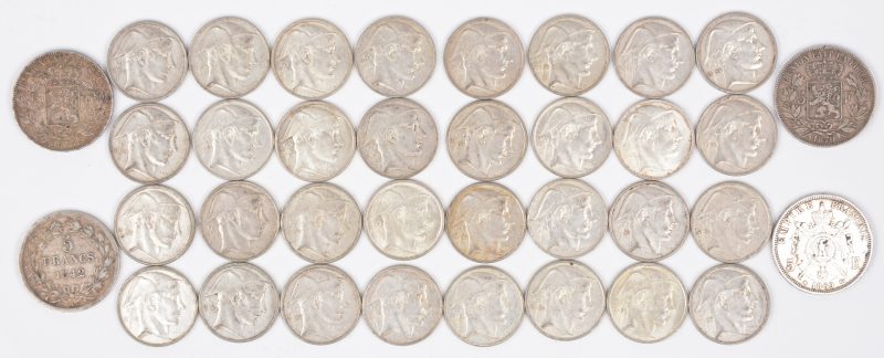 Een partij zilveren munten, waarvan 32 stukken van 50 Belgische frank en 4 stukken van 5 frank (1 Napoléon III van 1869, 1 Louis-Philippe van 1842 en twee Leopold II van 1870 en 1874).