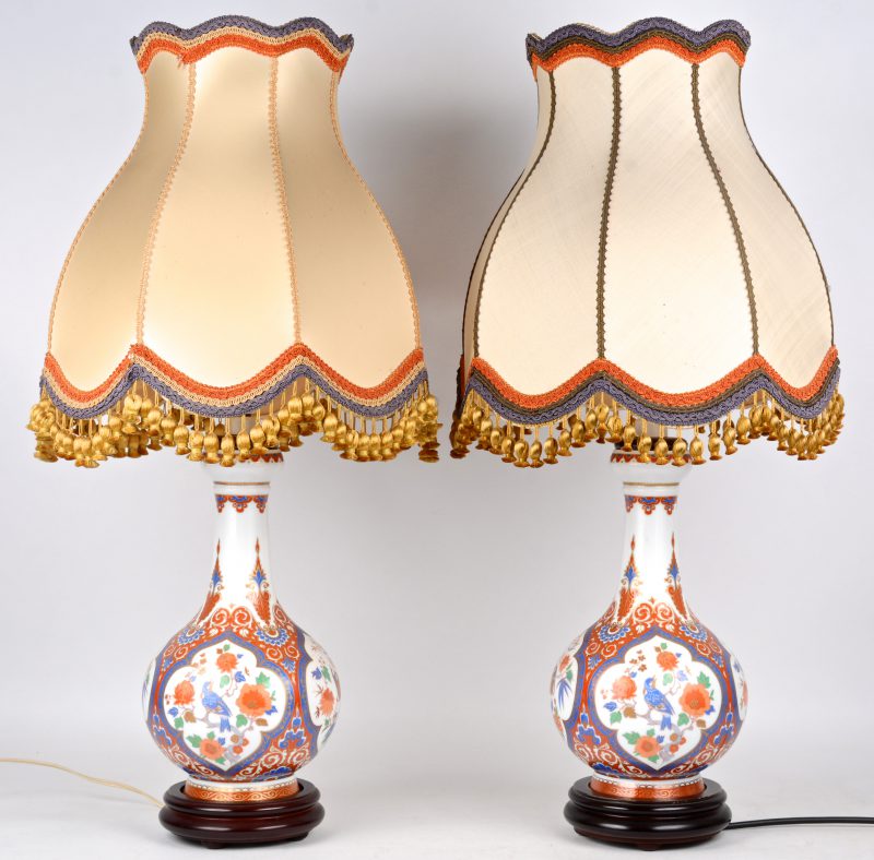 Paar lampen van porselein met een Imari decor. Mogelijk Kaiser.
