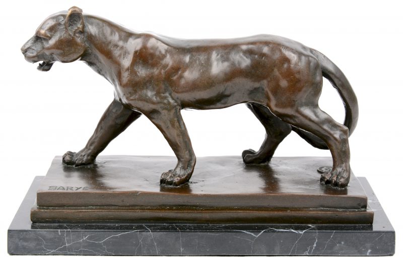 “Leeuwin”. Een beeld van donkergepatineerd brons op arduinen sokkel naar een werk van Barye.