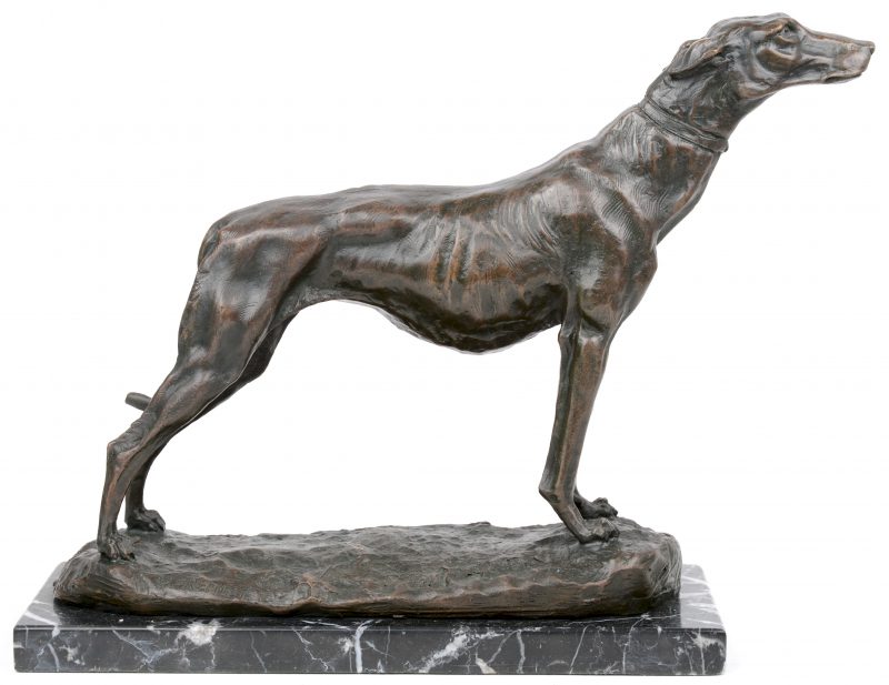 “Windhond”. Een bronzen beeld op arduinen sokkel naar een werk van Fremiet.