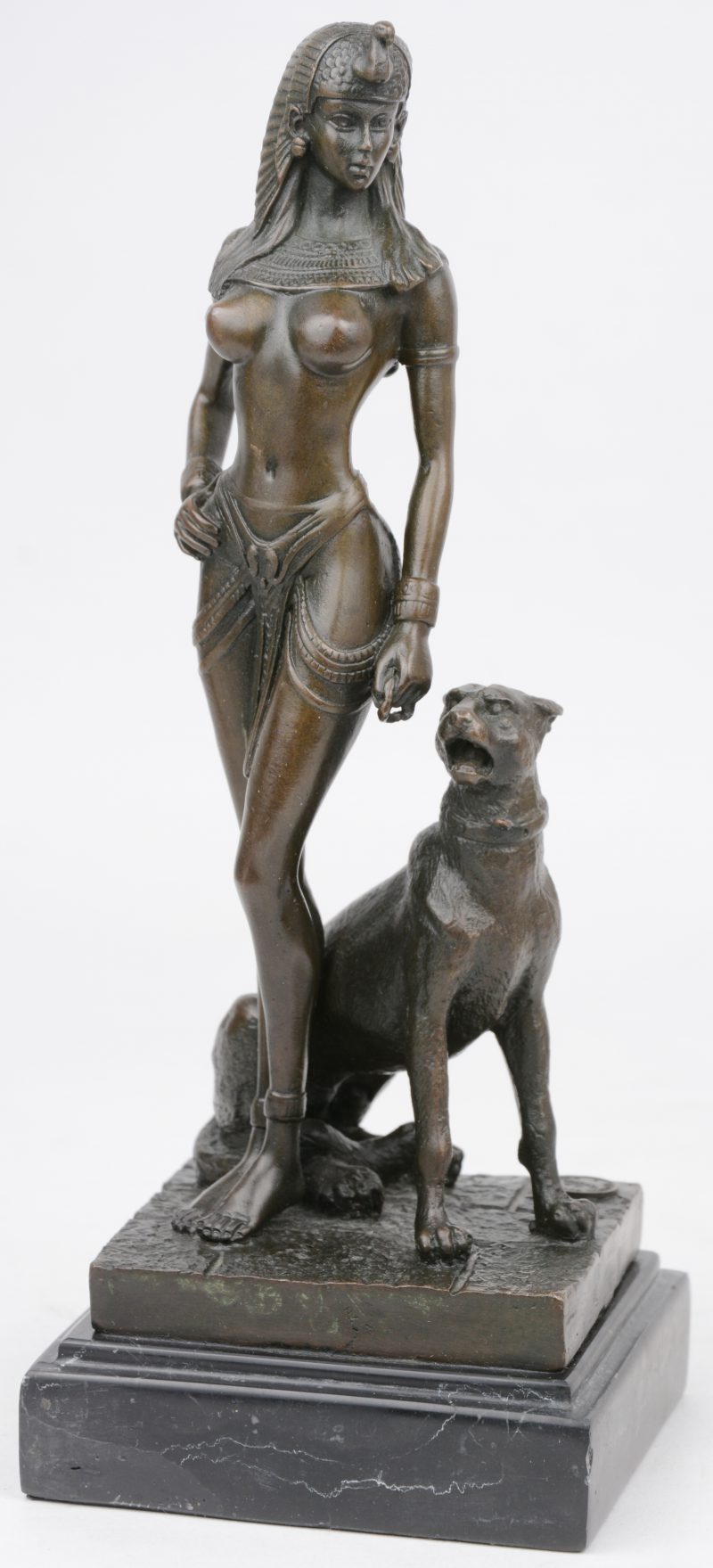 “Farao met luipaard” Een licht erotisch bronzen beeld op arduinen sokkel naar een werk van Cesaro.