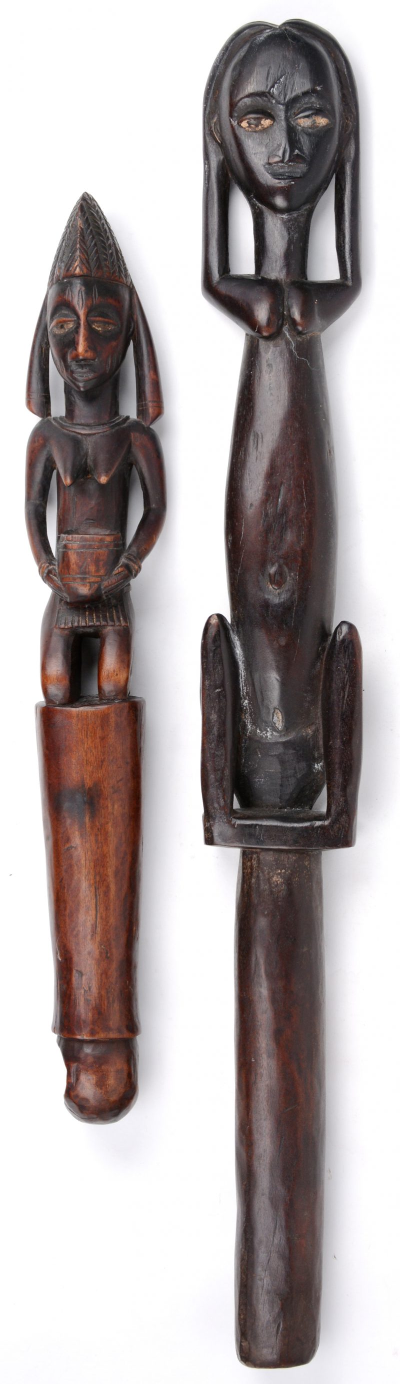 Twee verschillende Afrikaanse scepters van gebeeldhouwd hout.
