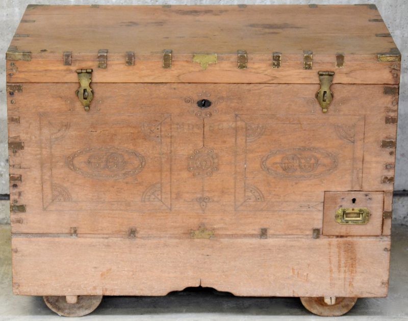 Een Oosterse reiskoffer ingelegd met metal en met kleine laden en bergvakjes. Met inscriptie MDY Box.