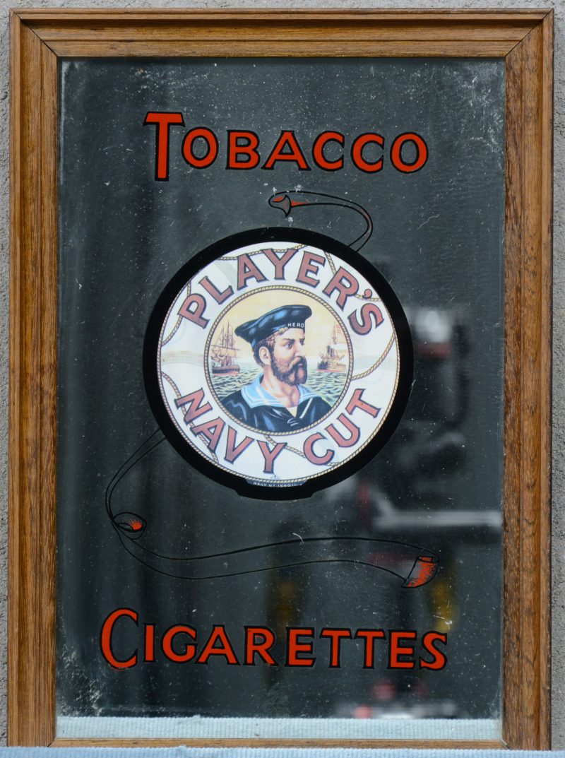 Een Reclamespiegel voor sigaretten: Players Navy Cut.