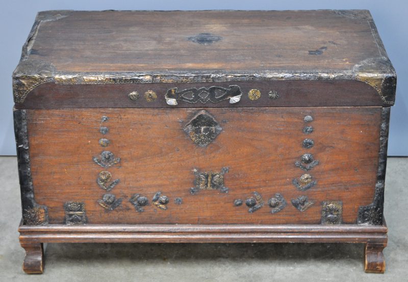 Een antiek koffertje met messingen beslag.