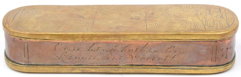 Een tabaksdoos van messing en koper met een gegraveerd decor. Omstreeks 1800.