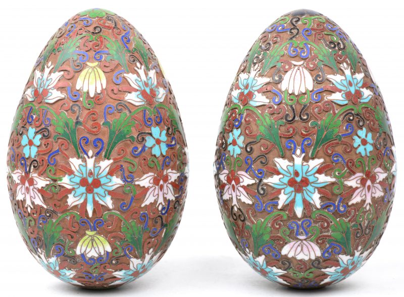 Een paar eieren van cloisonné op koper, versierd met een bloemendecor.