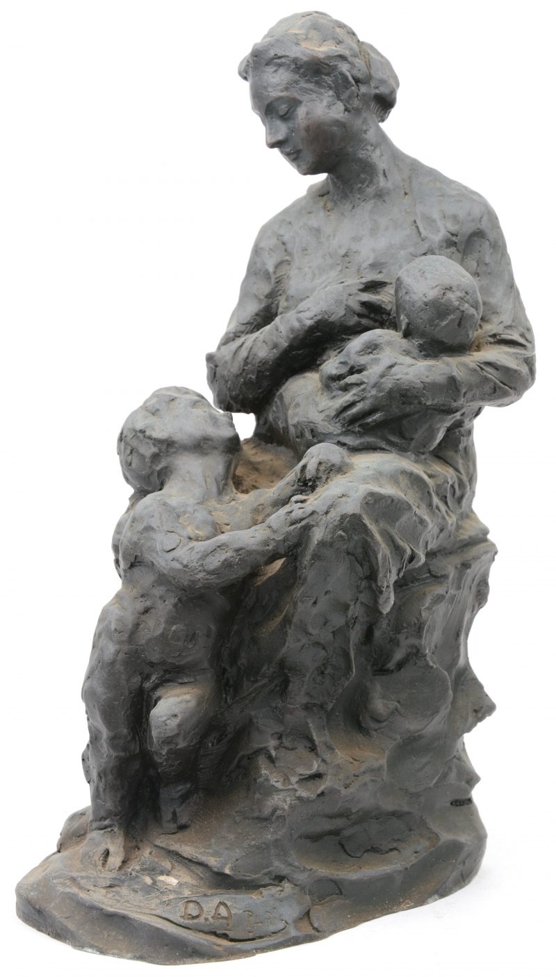 “Moeder met kinderen”. Een bronzen groep.