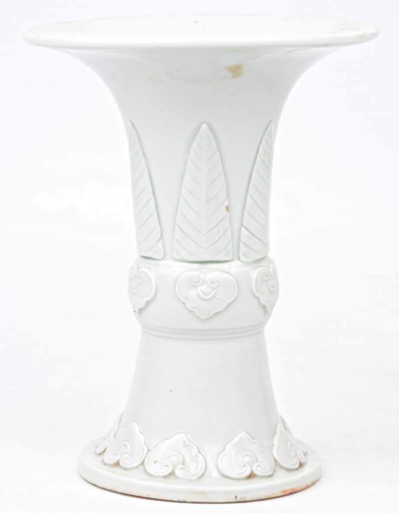 Een kraagvaasje van monochroom wit porselein in de stijl van het blanc-de-Chine.