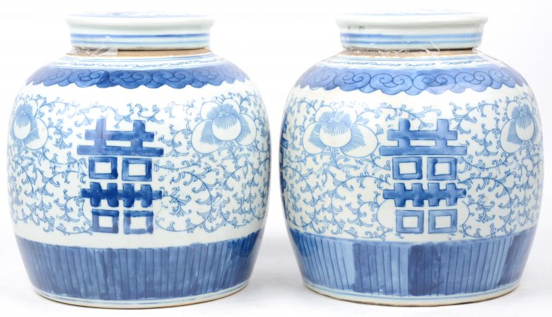 Een paar gemberpotten van Chinees porselein met een blauw op wit decor van langlevenssymbolen.