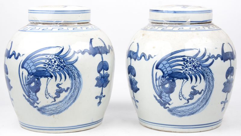 Een paar gemberpotten van Chinees porselein met een blauw op wit decor van feniksen.