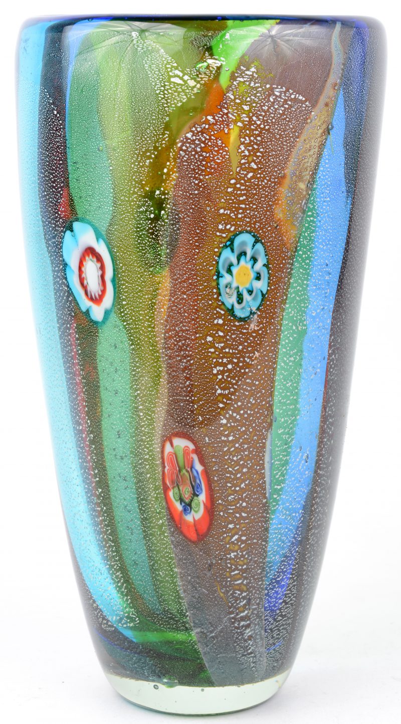 Een vaas van Muranoglas met een bloemendecor.
