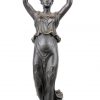 Een paar bronzen vergulde kandelaars in empirestijl, gedragen door bronzen vrouwen.