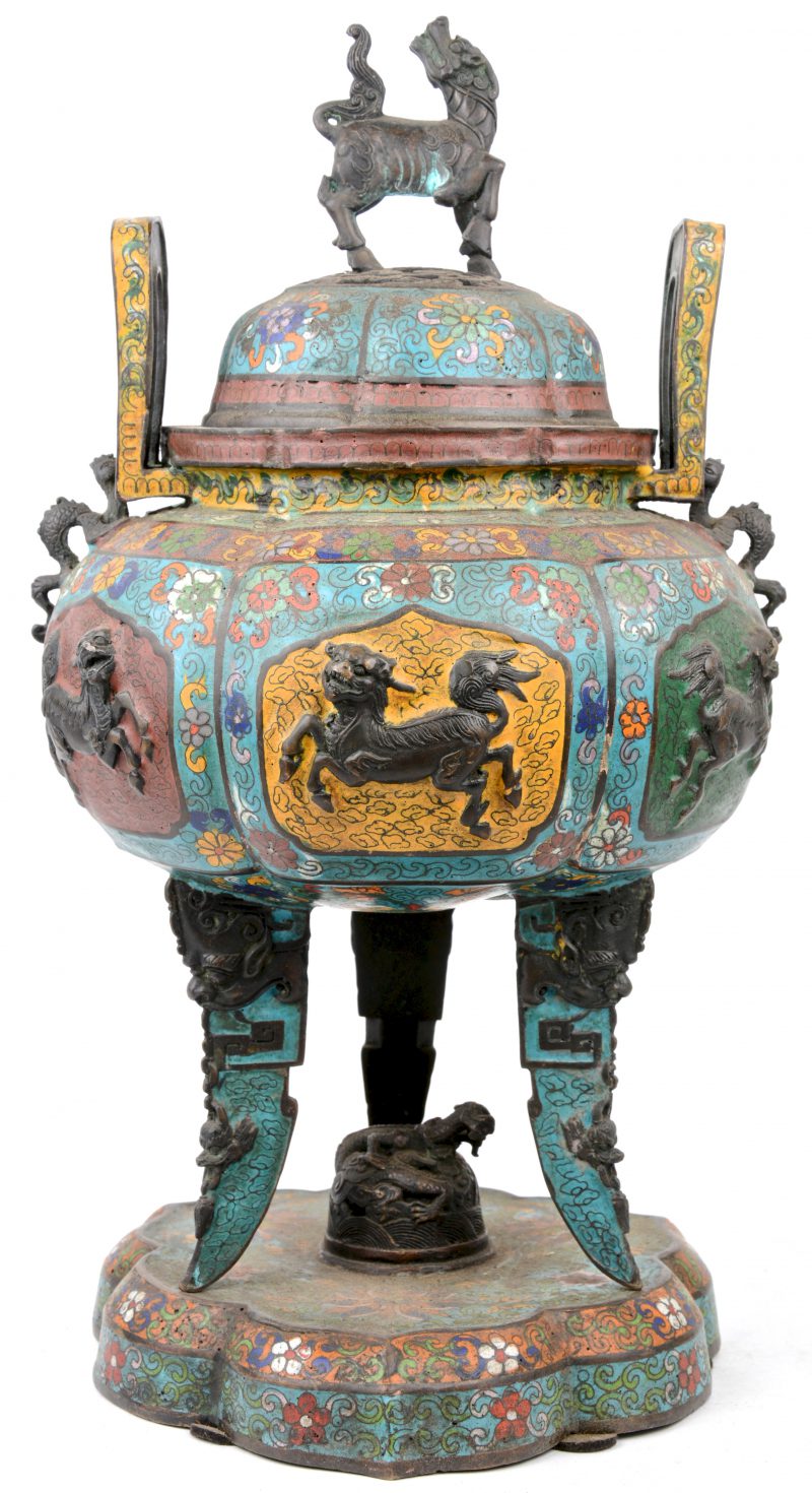 Een grote bronzen koro van cloisonné op brons op een voetstuk. De buik versierd met Fo-honden in reliëf in cartouches op een achtergrond van bloemen. Het deksel getooid met een Fo-hond en het voetstuk met een draakje.