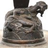 Een grote bronzen koro van cloisonné op brons op een voetstuk. De buik versierd met Fo-honden in reliëf in cartouches op een achtergrond van bloemen. Het deksel getooid met een Fo-hond en het voetstuk met een draakje.