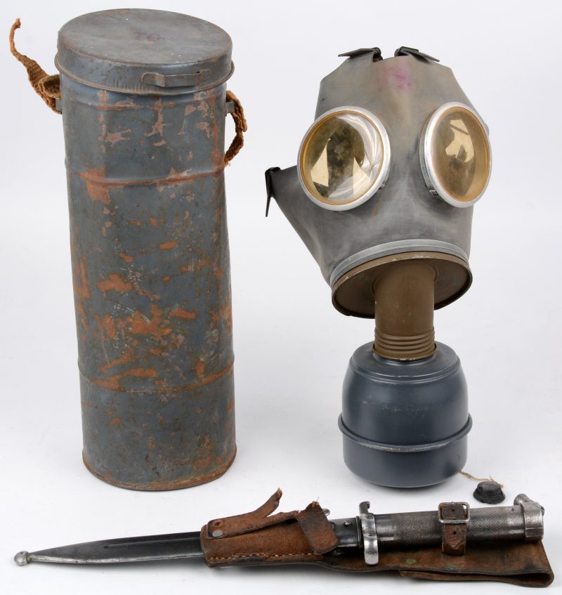Een gasmasker en een Zweedse bajonnet van W.O.I.