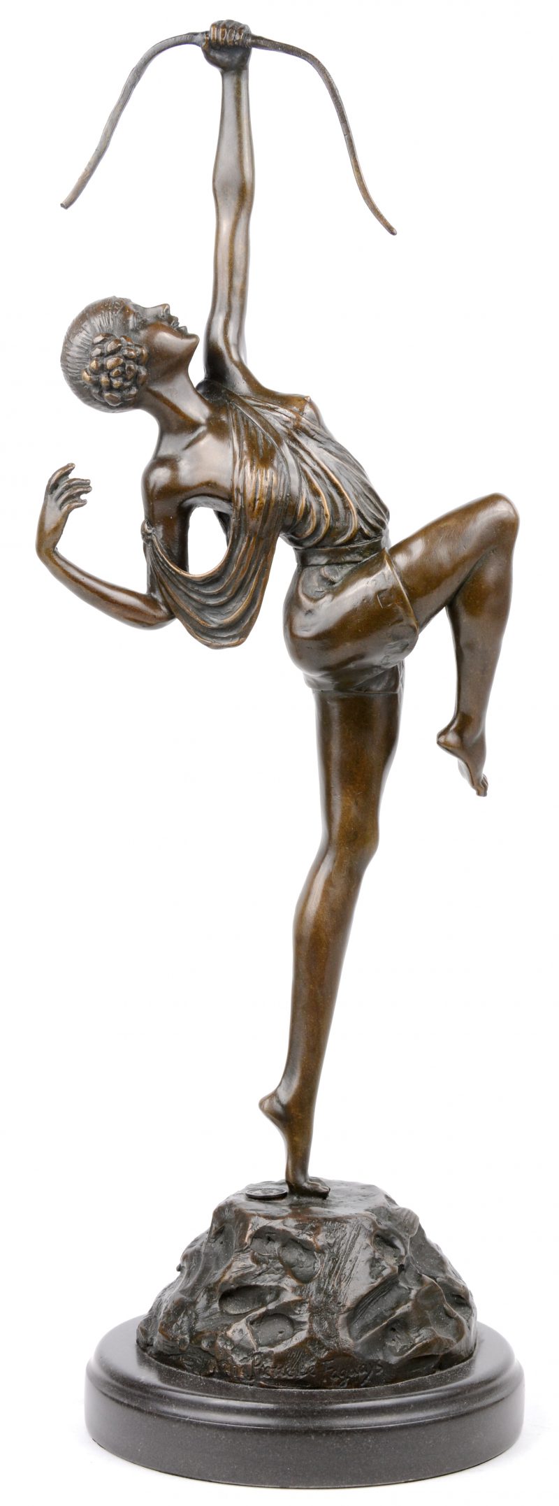 “Diana met boog”. Bronzen beeld naar Pierre Le Faguays. Gesigneerd en met gietersmerk.