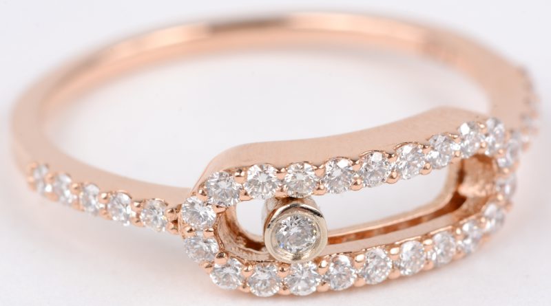 Een 18 karaats roze gouden ring bezet met één centrale bewegende diamant en diamanten met een gezamenlijk gewicht van ± 0,53 ct. Model Messika.
