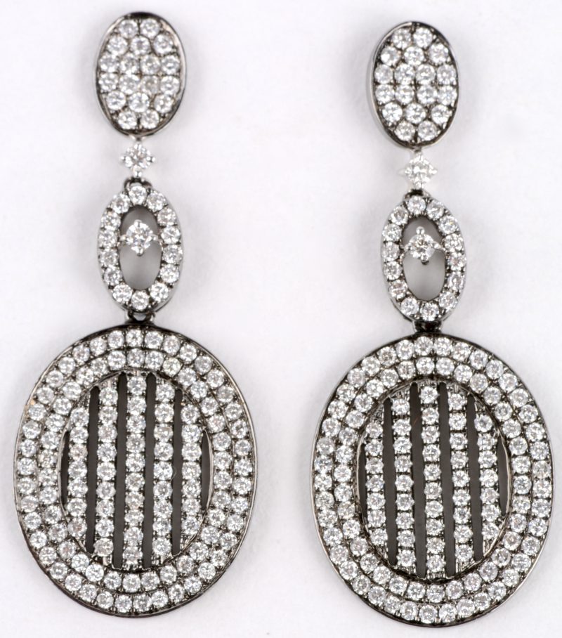 Een paar 18 karaats wit gouden oorbellen bezet met diamanten met een gezamenlijk gewicht van ± 1,70 ct.