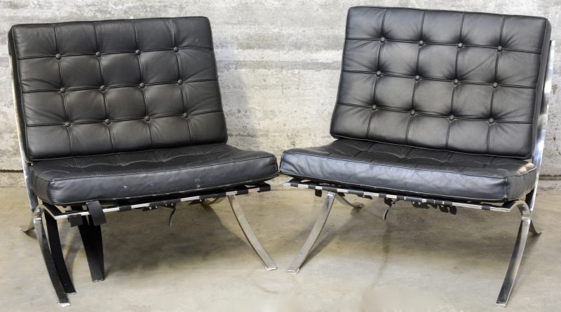 Een paar Barcelonachairs naar ontwerp van Mies van der Rohe. Enkele banden onder de zitting gescheurd.