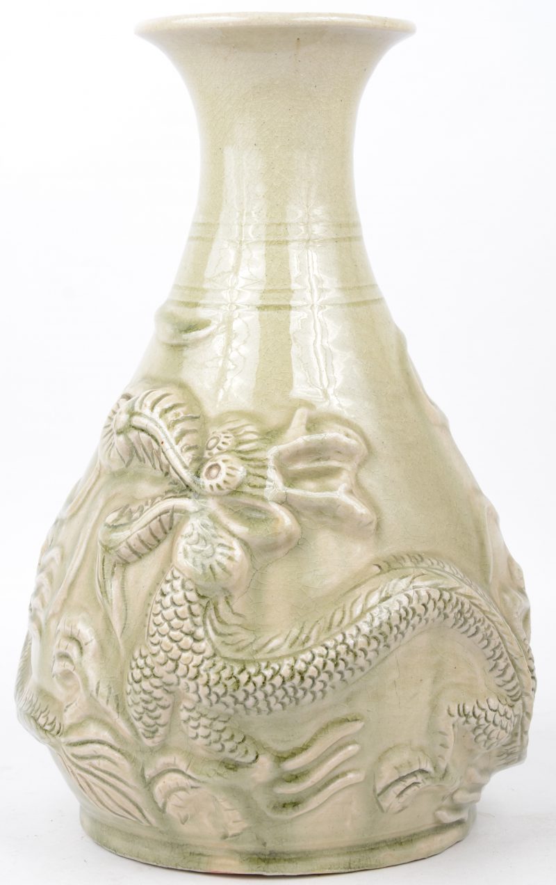 Een flesvaas van celadonporselein met een reliëfdecor van draken.