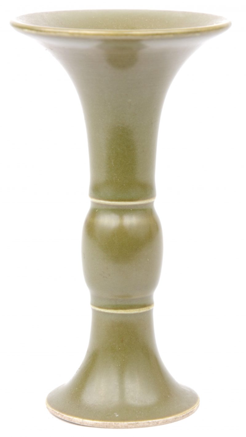 Een klein Chinees kraagvaasje van olijfgroen porselein. Onderaan gemerkt.