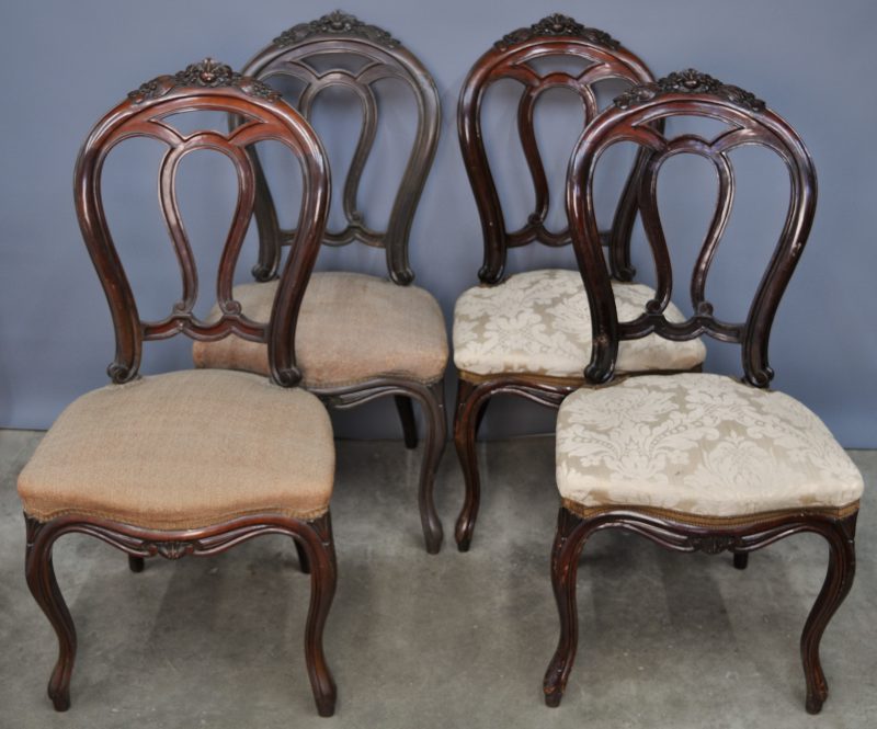 Een reeks van vier mahoniehouten stoelen in Louis-Philippestijl.
