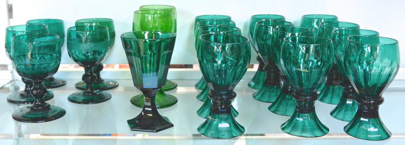 Een lot glazen, bestaande uit 20 groene kristallen glazen, waarbij 12 van hetzelfde model.