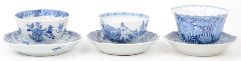 Drie verschillende kopjes en drie schoteltjes van Chinees porselein met blauw op witte decors. Twee kopjes met haarscheur. XVIIIe eeuw.