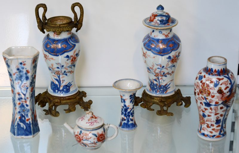 Vijf verschillende vaasjes en een theepotje van Imari porselein, waarbij twee vaasjes met bronzen montuur (onvolledig). Het dekseltje van het theepotje niet origineel. XIXe eeuw.