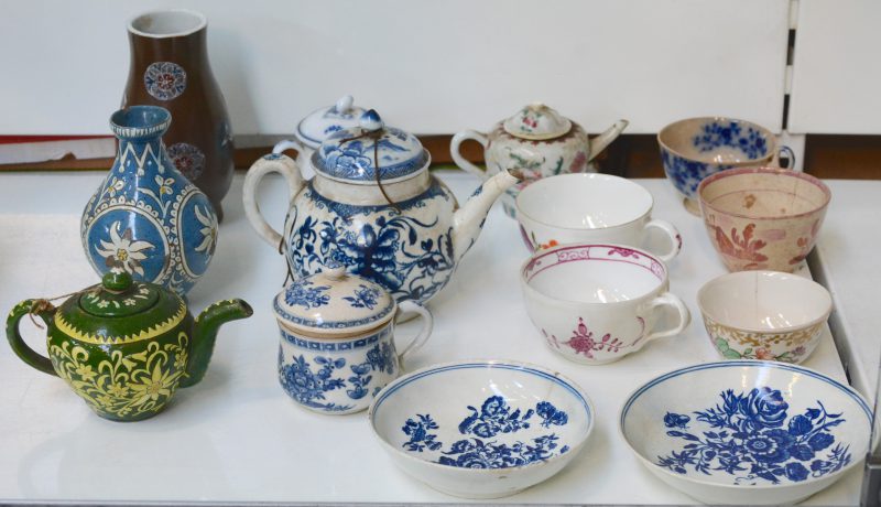Een gevarieerd lot porselein, bestaande uit vijf kopjes (twee gemerkt van Meissen), twee schoteltjes, drie theepotjes (het Chinese met gebroken dekseltje), een vaasje , een vaasje met capucine decor en een suikerpotje.