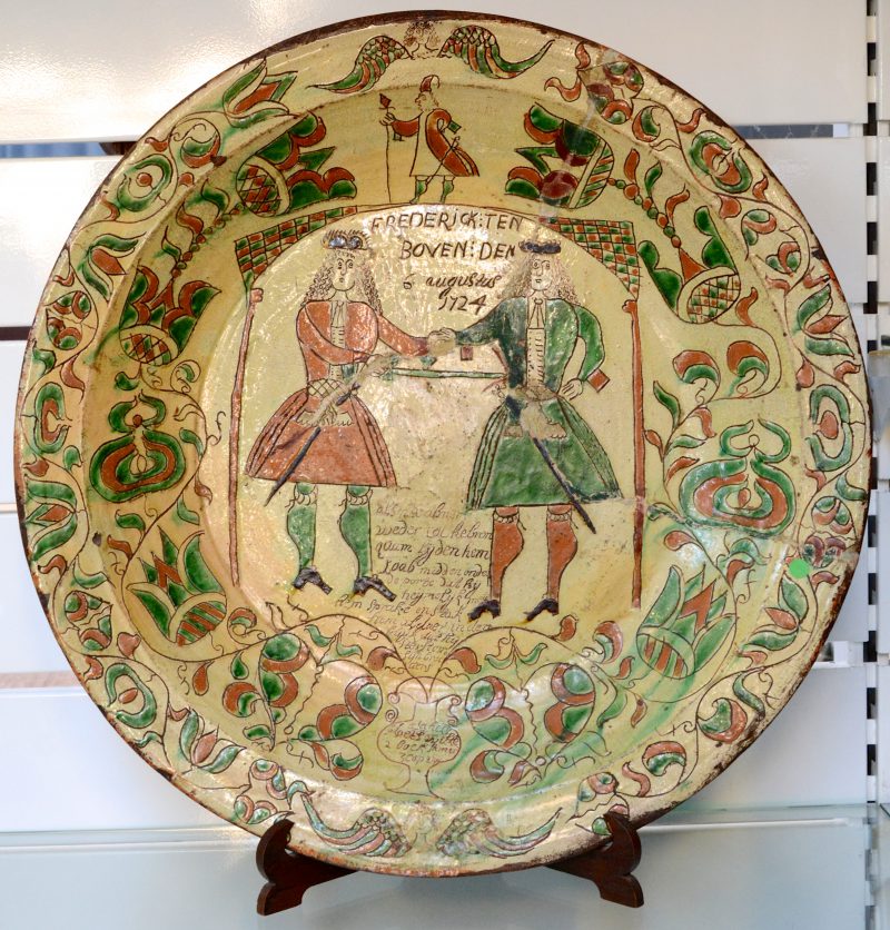 Een schotel van meerkleurig aardewerk met een voorstelling van de dood van Frederick ten Boven op 6 augustus 1724. Gerestaureerd.