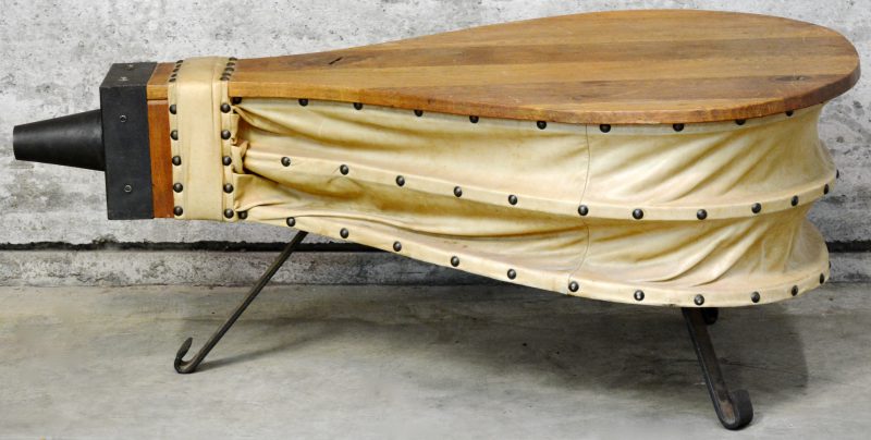 Een vintage salontafel in de vorm van een blaasbalg.
