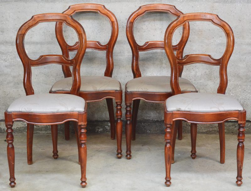 Een reeks van vier stoelen in Louis-Philippestijl.