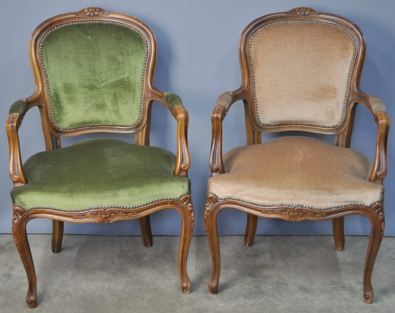 Een paar gebeeldhouwd notenhouten fauteuils-en-cabriolet in Regencestijl.