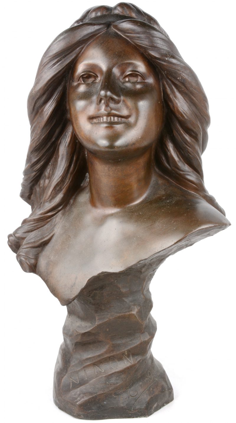 “Ninon”. Een bronzen buste gesigneerd G. Trinque.
