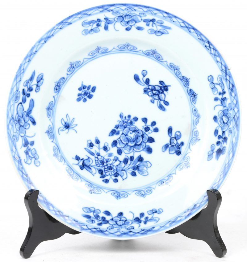 Een bord van blauw en wit Chinees porselein.