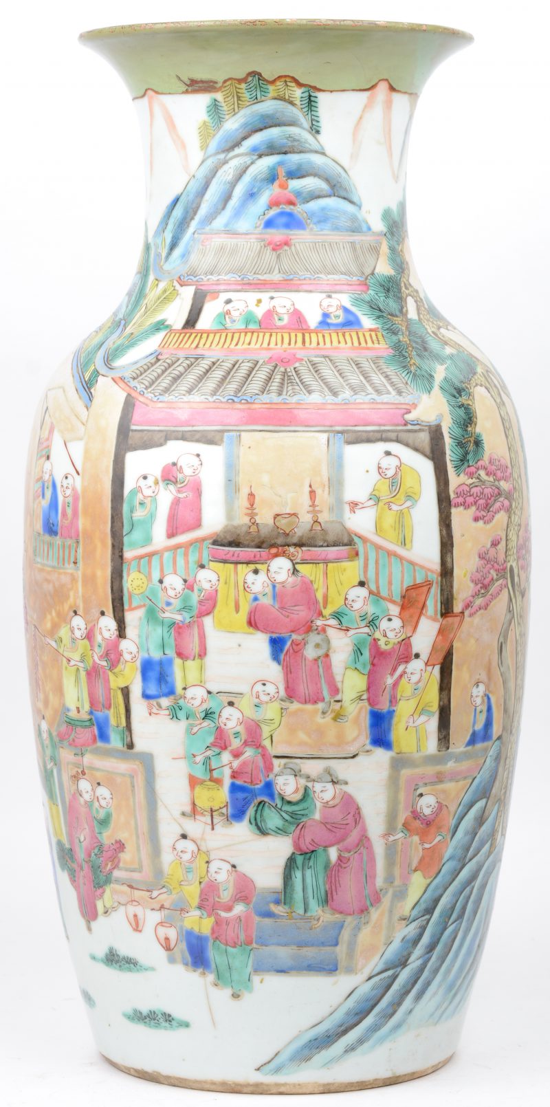 Een vaas van Chinees porselein met een meerkleurig decor van personages. Eind XIXe eeuw. Restauratie aan de rand.