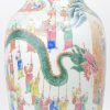 Een vaas van Chinees porselein met een meerkleurig decor van personages. Eind XIXe eeuw. Restauratie aan de rand.