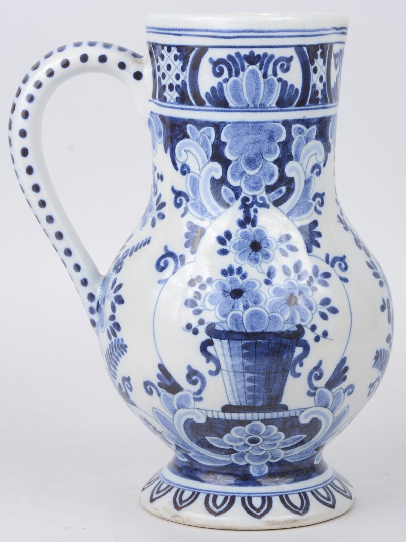 Een kruik van blauw en wit Delfts aardewerk. XXe eeuw.