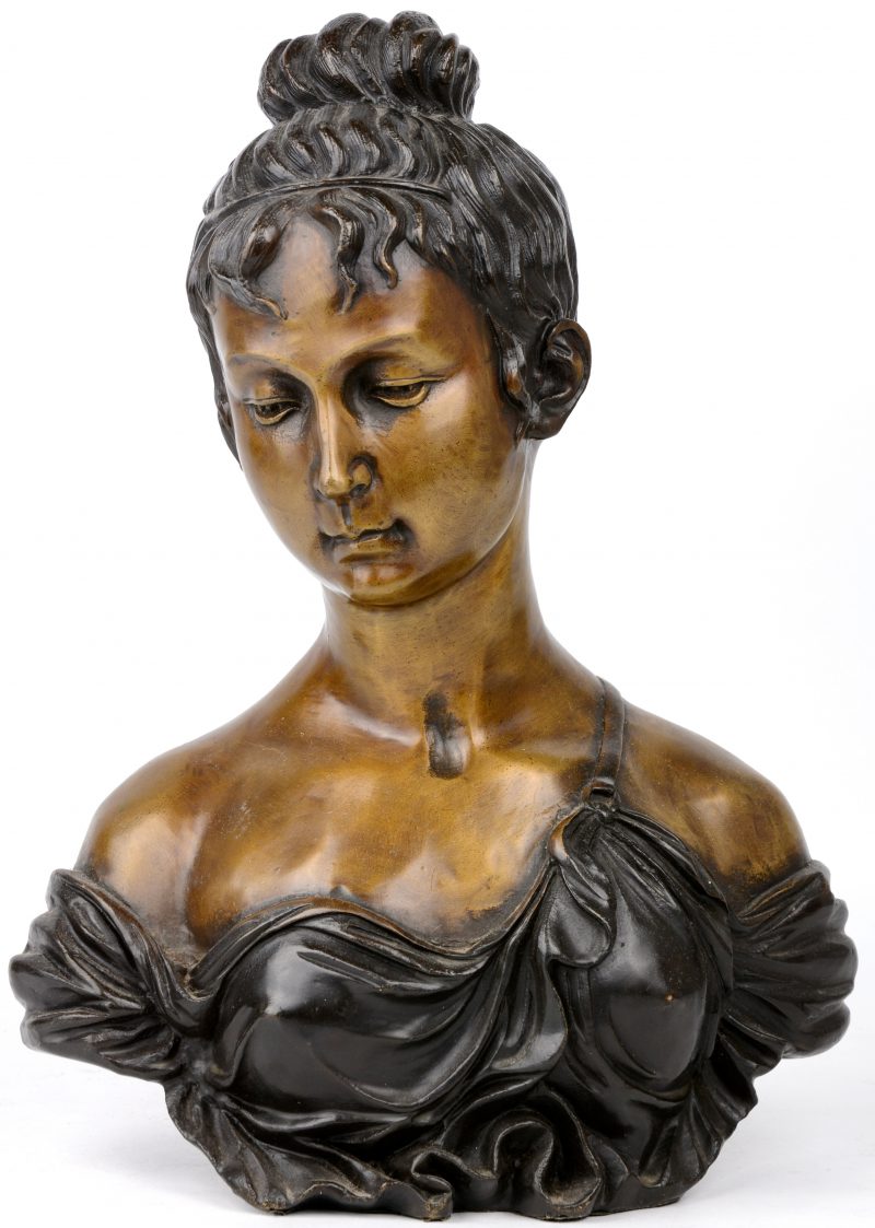 Een classicistische buste van brons.