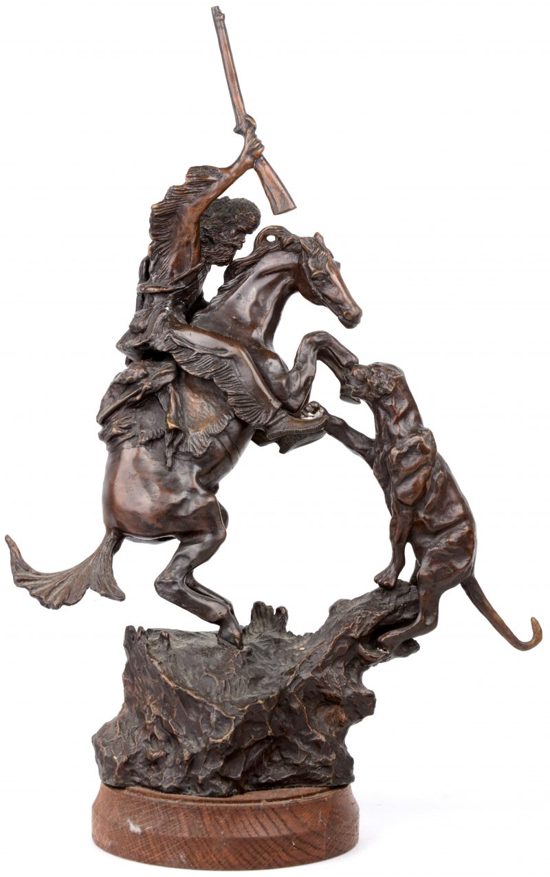“Het gevecht tegen de poema”. Een beeld van bruingepatineerd brons op houten voetstuk. Naar een werk van Charles Russel.