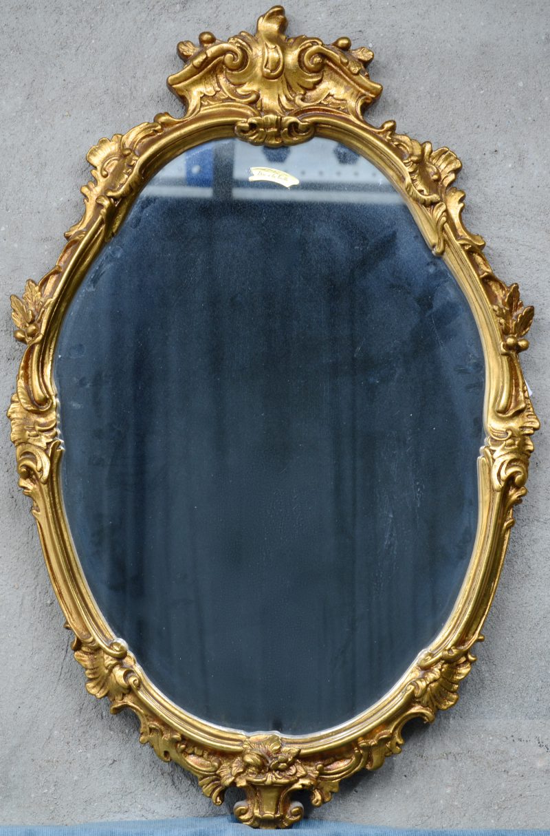 Een vergulde spiegel in barokke stijl.