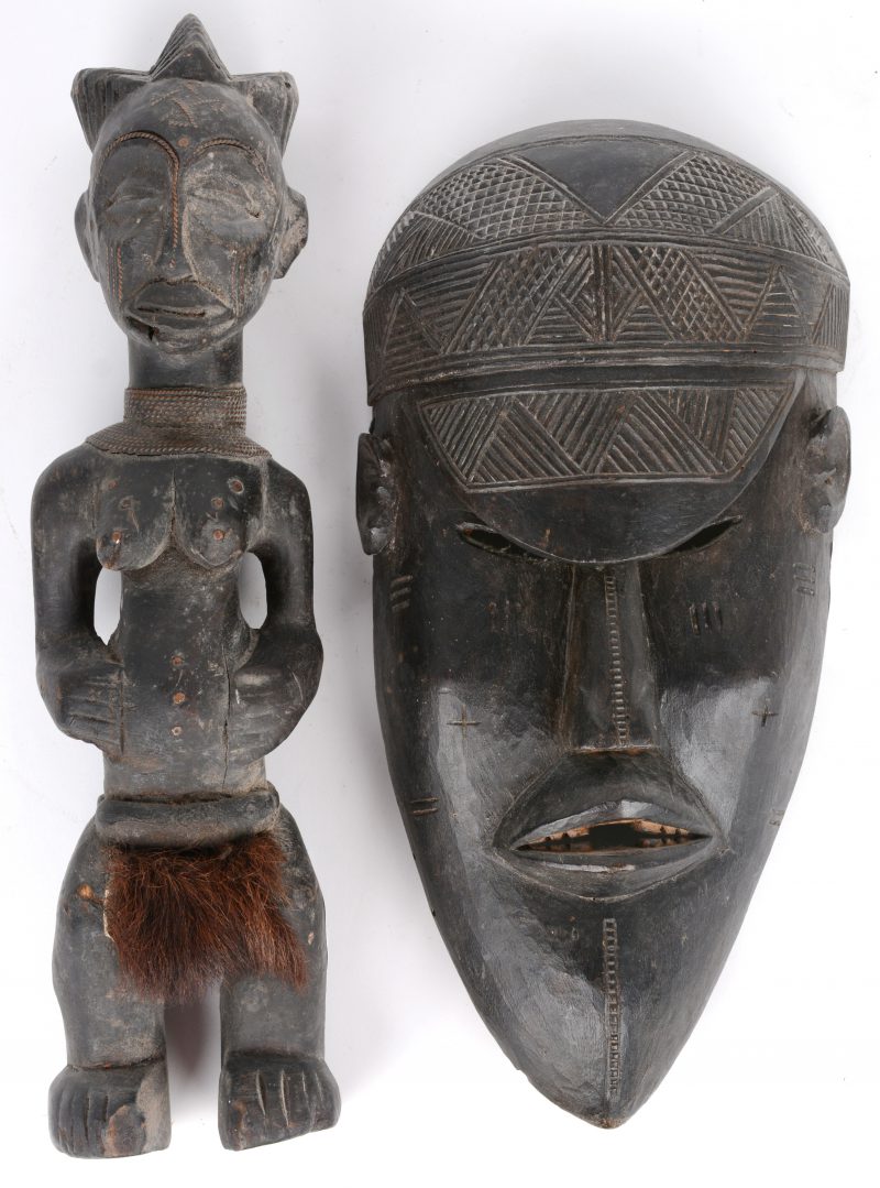 Een beeld en een masker van gesculpteerd hout. Centraal Afrika.