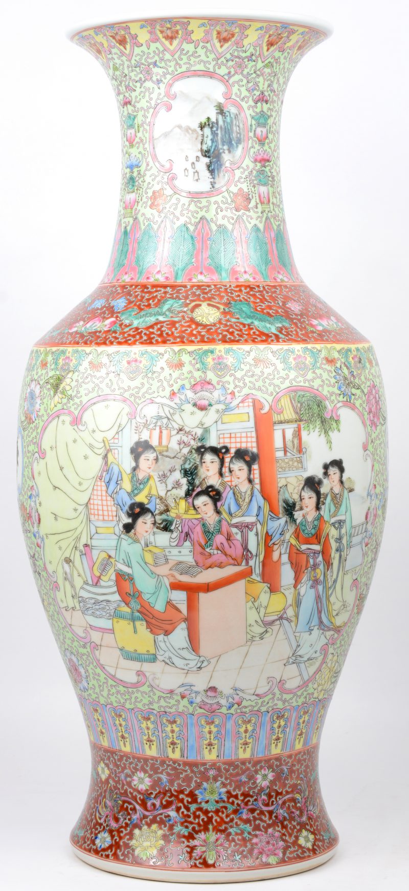 Een recente vaas van Chinees porselein met een decor van personages. Onderaan gemerkt.