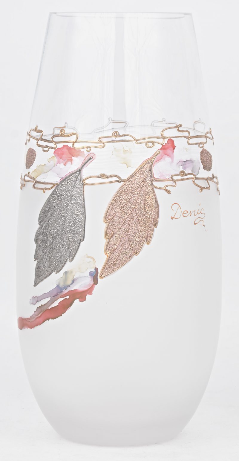 Een siervaas van deels gesatineerd glas, versierd met een handgeschilderde fries, afgewerkt met een zilver- en een goudkleurig blad. Gesigneerd ‘Denis’.
