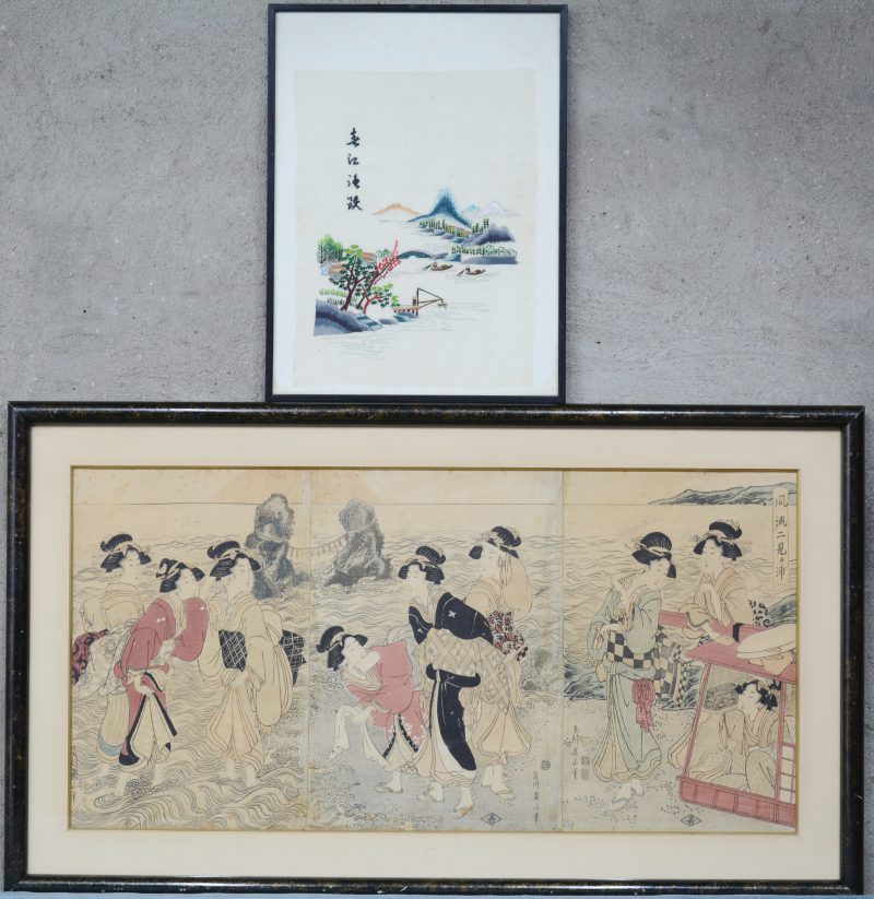 “Geisha’s aan zee”. Drieluik. Japanse houtsnede, XIXde eeuw. We voegen er een Chinees landschap op zijde aan toe (32 x 24 cm).