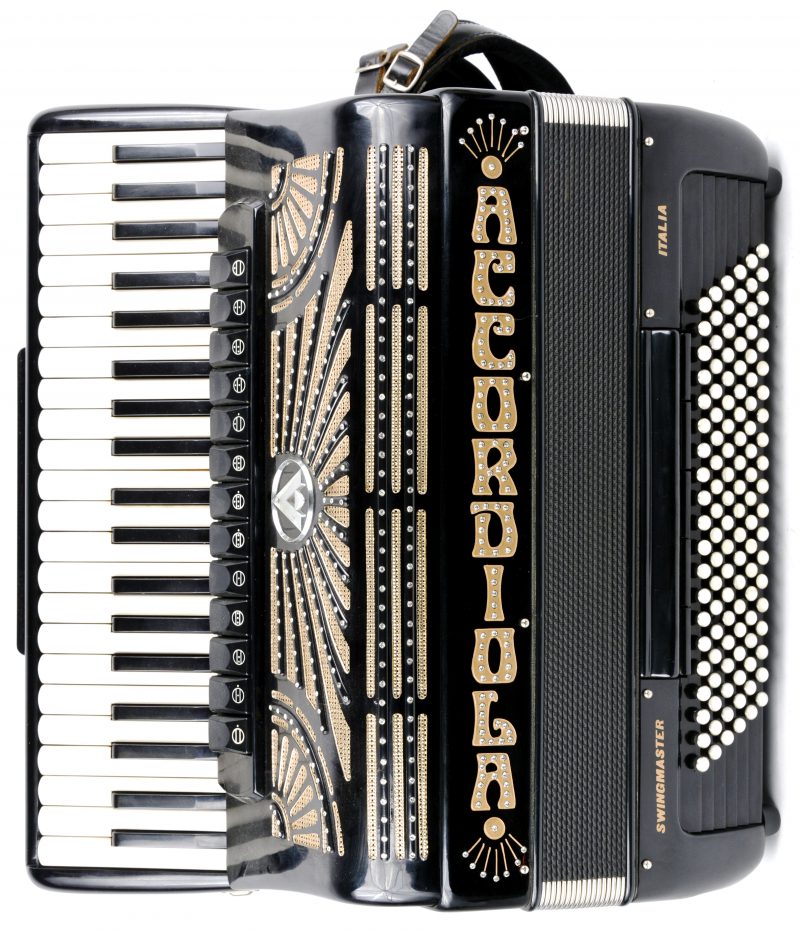 Een Accordiola Swingmaster accordeon, met Cassotto. In originele koffer.