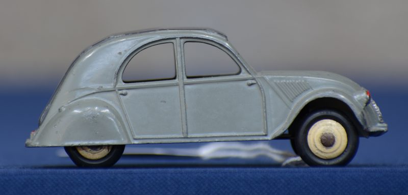 “Citroën 2CV”. Een modelauto. Zeer lichte slijtage.
