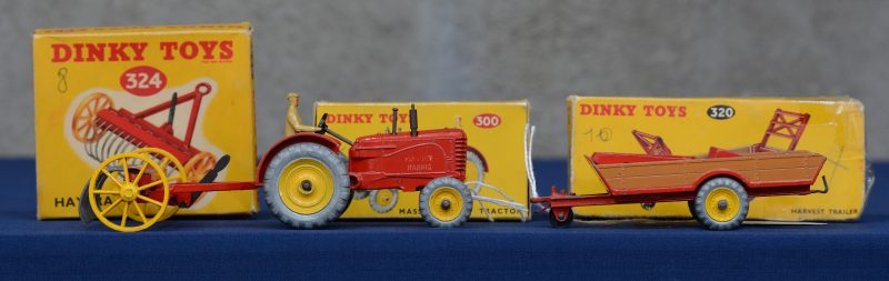 “Massey-Harris tractor met hooiwagen en hark”. Allen in originele dozen.